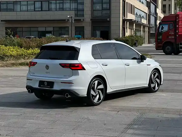 Volkswagen Golf GTI 2023, фото 9