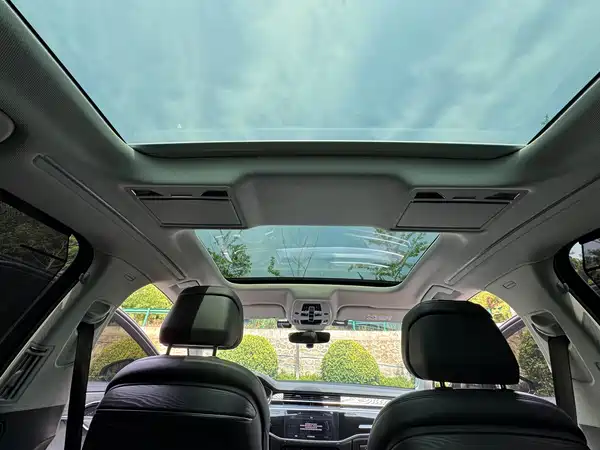 Audi A8 2023, фото 13