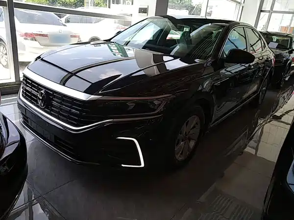 Volkswagen Passat PHEV 2025