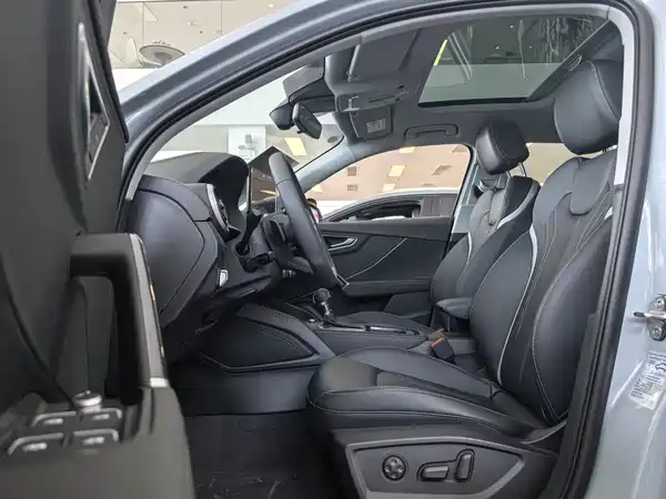 Audi Q2L 2025, фото 5