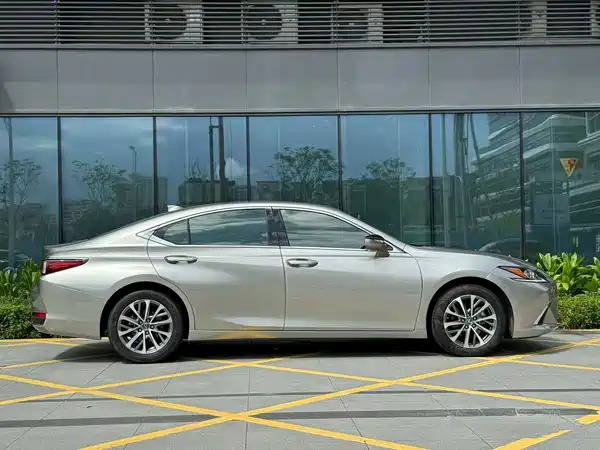 Lexus ES 2023, фото 3