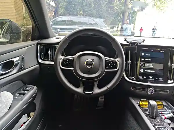 Volvo V60 2022, фото 2