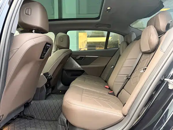 BMW 5 Series 2025, фото 15