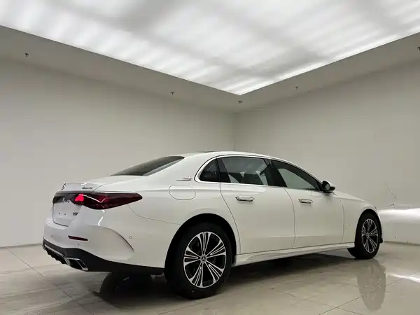 Mercedes-Benz E-Class 2024, фото 10