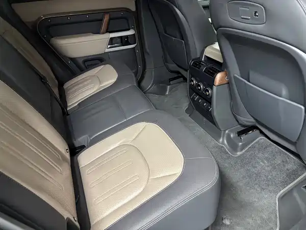 Land Rover Defender 2022, фото 10