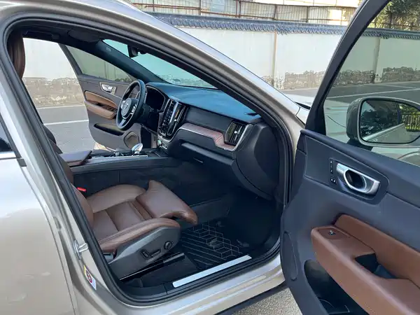 Volvo XC60 2023, фото 5