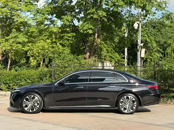 Mercedes-Benz E-Class 2025, фото 8