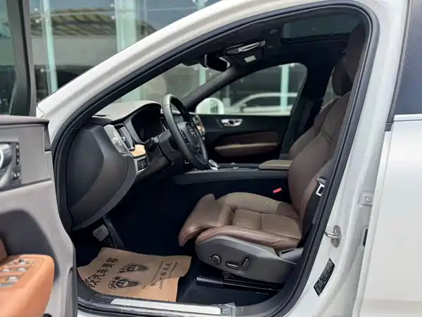 Volvo XC60 PHEV 2025, фото 5