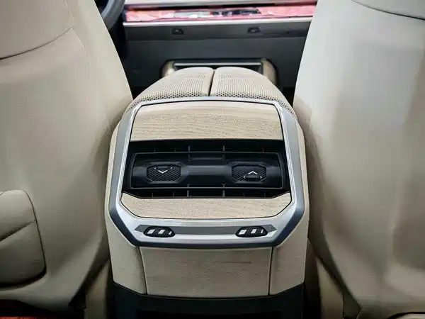 BMW i7 2023, фото 21