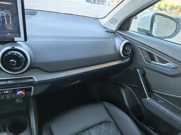 Audi Q2L 2025, фото 10