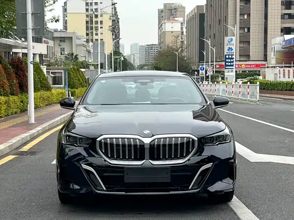 BMW 5 Series 2025, фото 2
