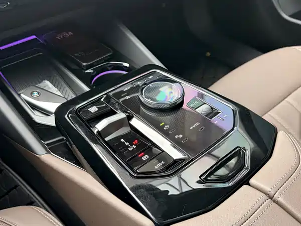 BMW 5 Series 2025, фото 11