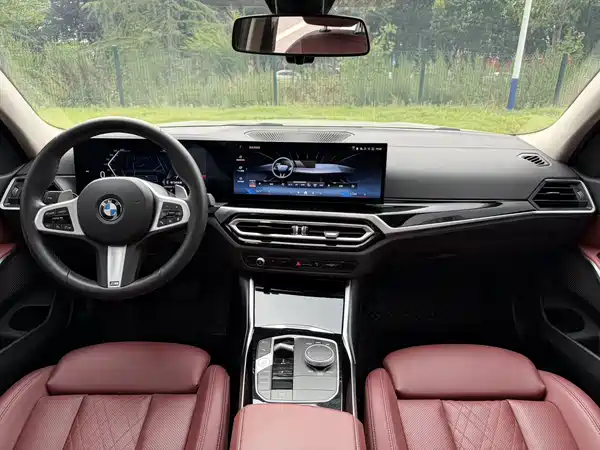 BMW 3 Series 2024, фото 10