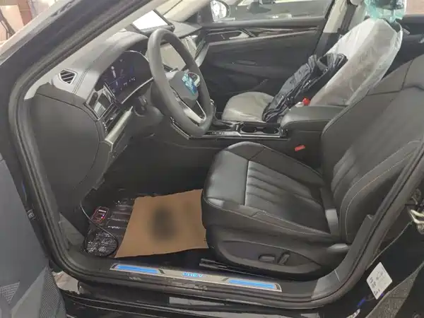 Volkswagen Passat PHEV 2025, фото 11