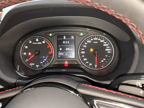 Audi Q2L 2022, фото 11