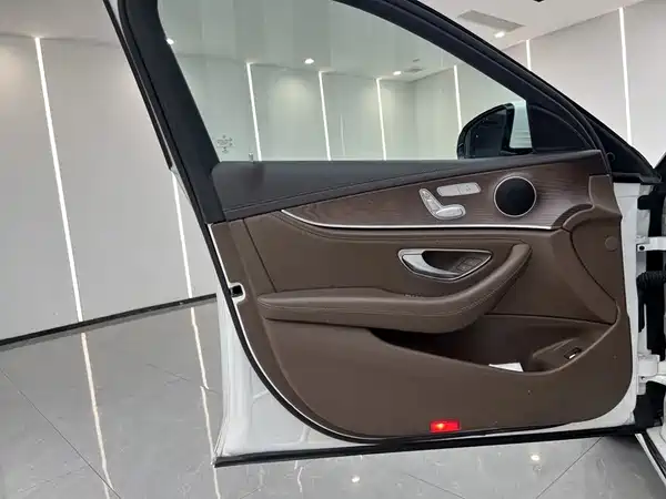 Mercedes-Benz E-Class 2023, фото 10