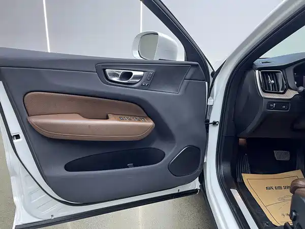Volvo XC60 2022, фото 6