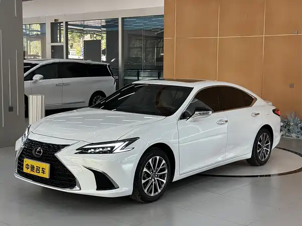 Lexus ES 2025