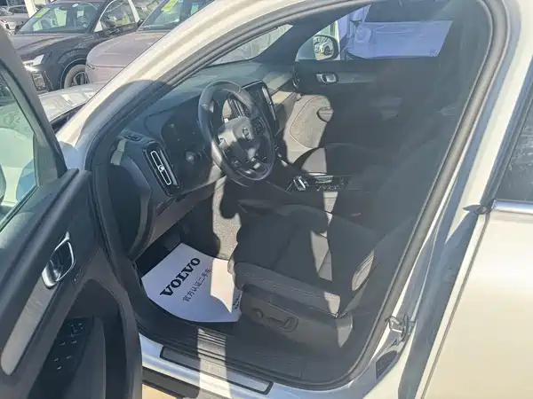 Volvo XC40 2024, фото 3