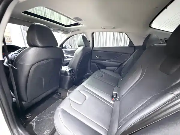 Hyundai Elantra 2023, фото 6
