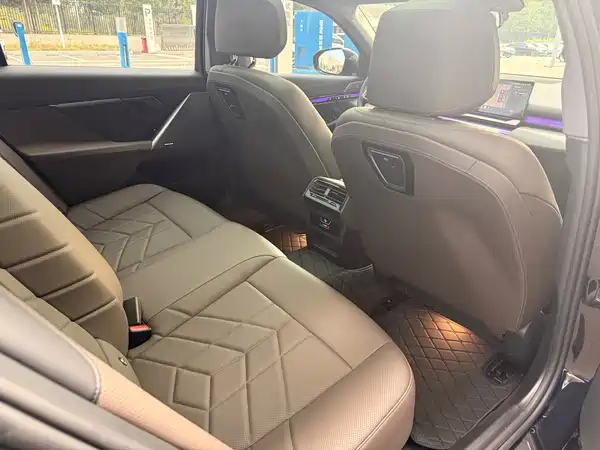 BMW 5 Series 2025, фото 17