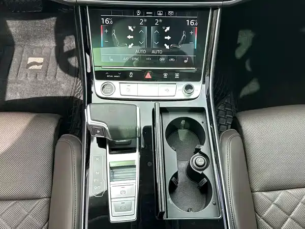 Audi A8 2022, фото 10