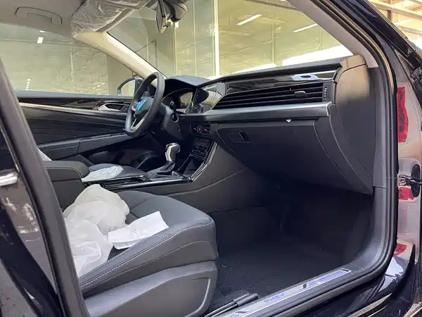 Volkswagen Passat PHEV 2025, фото 10