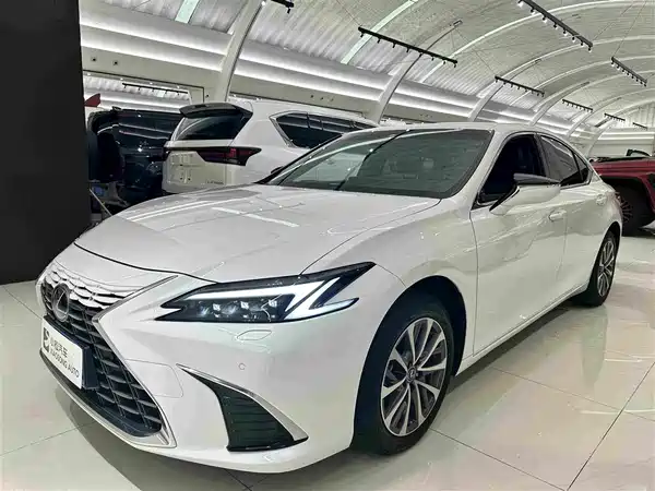 Lexus ES 2025