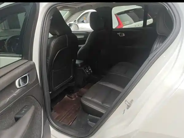 Volvo XC40 2026, фото 11