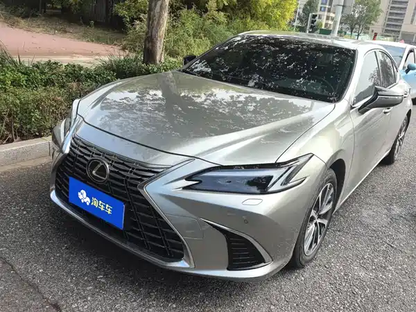Lexus ES 2025