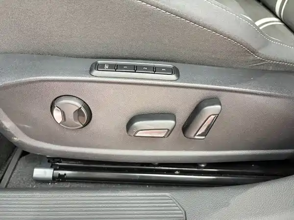Volkswagen Golf 2023, фото 22