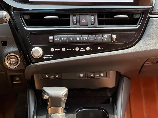 Lexus ES 2022, фото 16