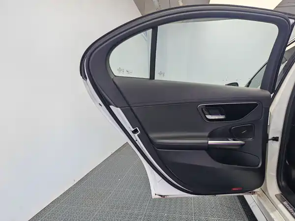 Mercedes-Benz C-Class PHEV 2024, фото 15