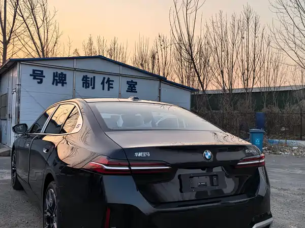 BMW 5 Series 2025, фото 4