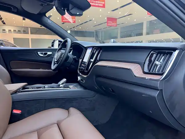 Volvo XC60 2025, фото 23