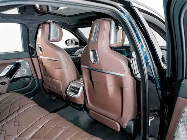 BMW i7 2023, фото 23