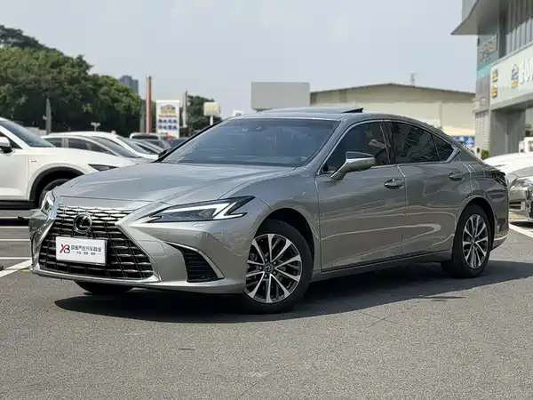 Lexus ES 2025