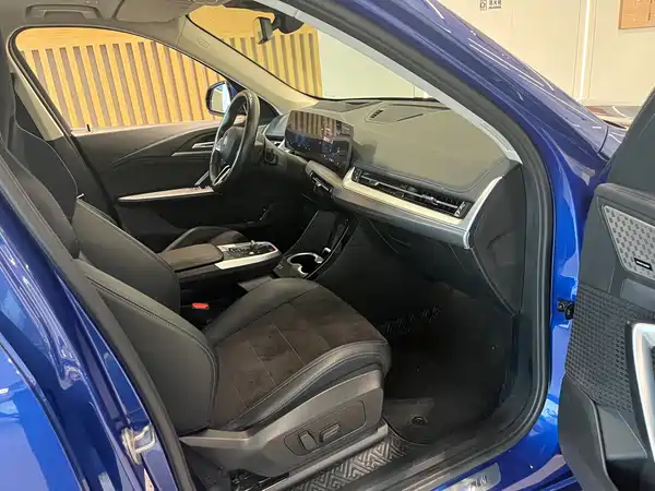 BMW iX1 2023, фото 10