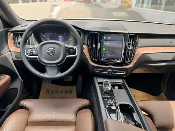 Volvo XC60 PHEV 2025, фото 8