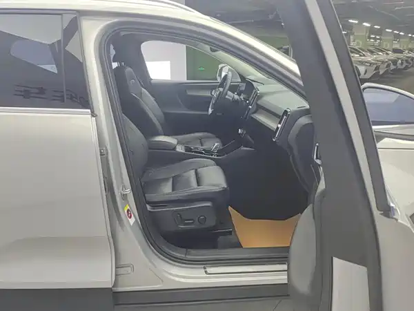Volvo XC40 2023, фото 8