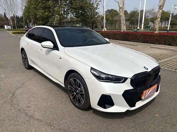BMW 5 Series 2025, фото 2