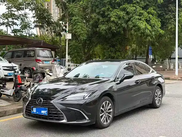 Lexus ES 2025