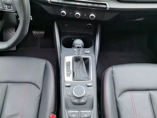Audi Q2L 2022, фото 16