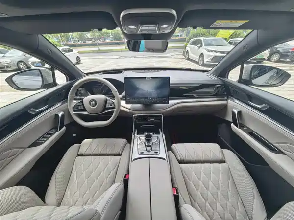 BYD Tang DM-i 2025, фото 5