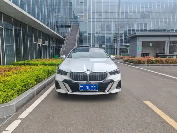 BMW 5 Series 2024, фото 2