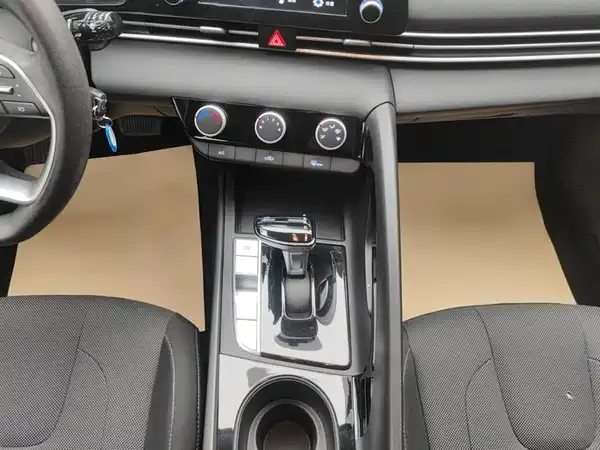 Hyundai Elantra 2023, фото 16