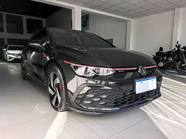 Volkswagen Golf GTI 2023, фото 3