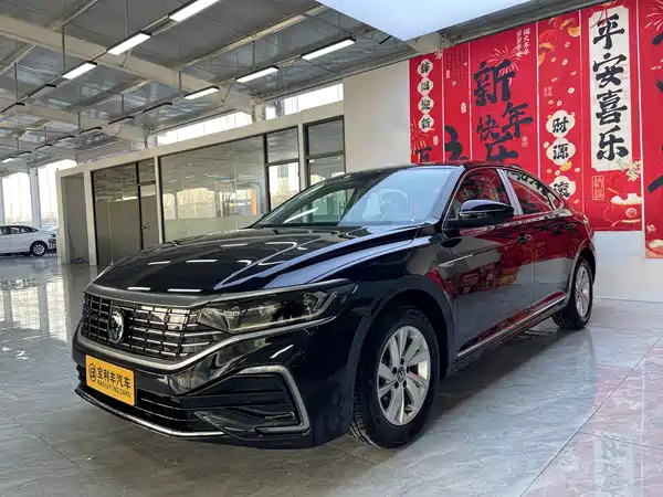 Volkswagen Passat PHEV 2025