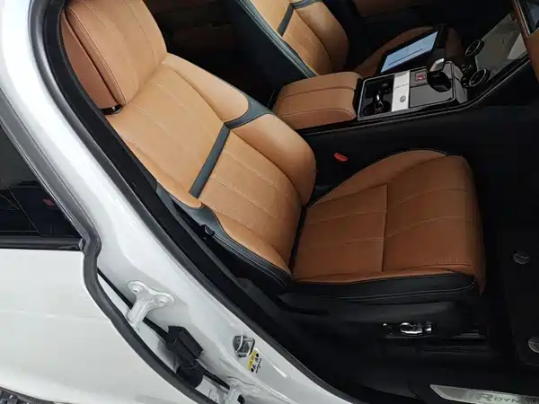 Land Rover Range Rover Velar 2023, фото 24