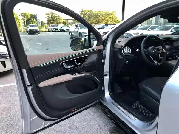 Mercedes-Benz EQS SUV 2023, фото 12